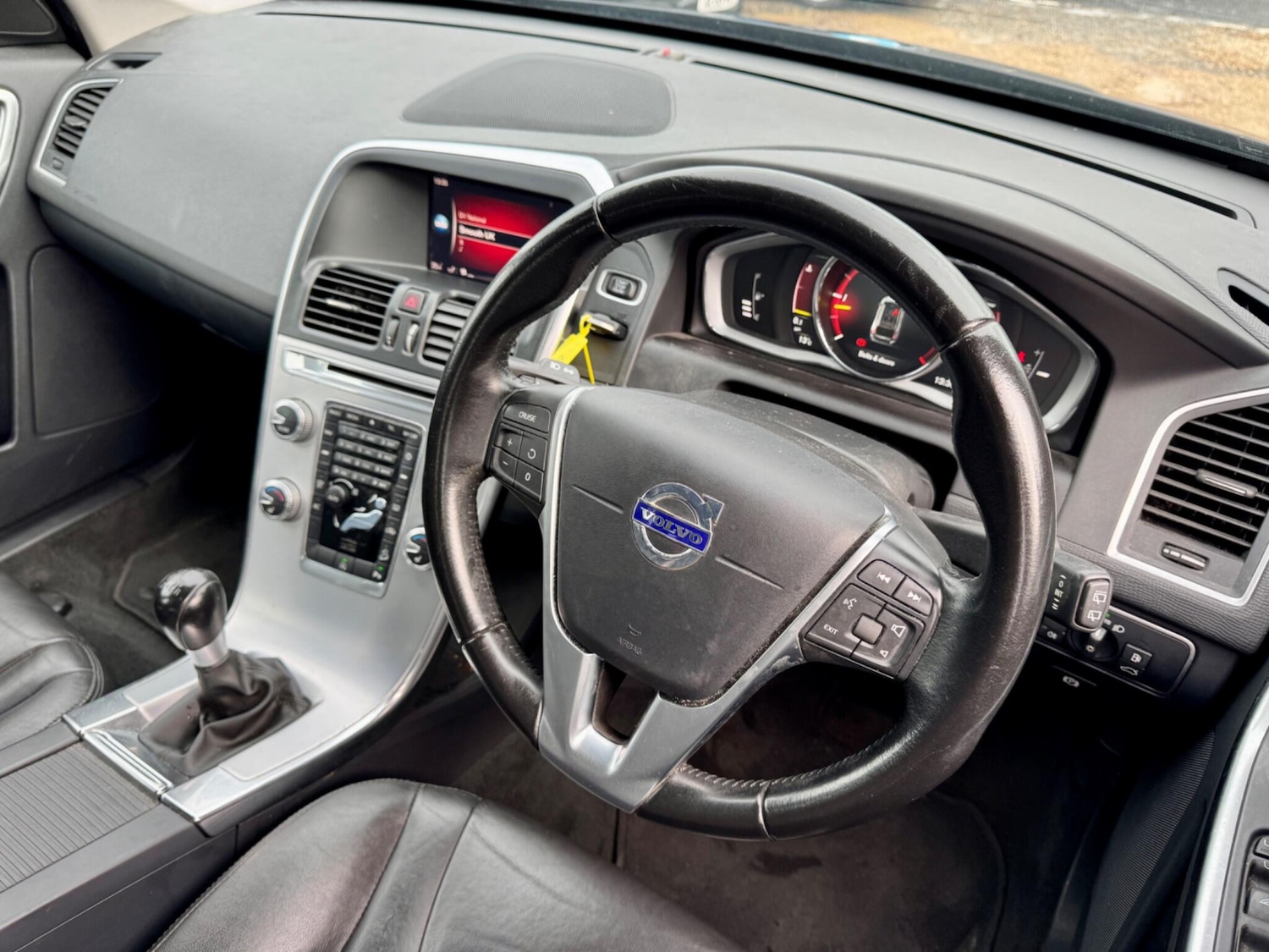 Used Volvo XC60 2017 for sale - 76549160: Photo 2