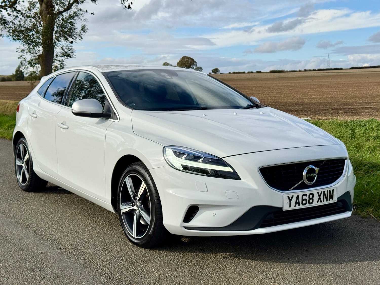 Used Volvo V40 2019 for sale - 76348897: Photo 1