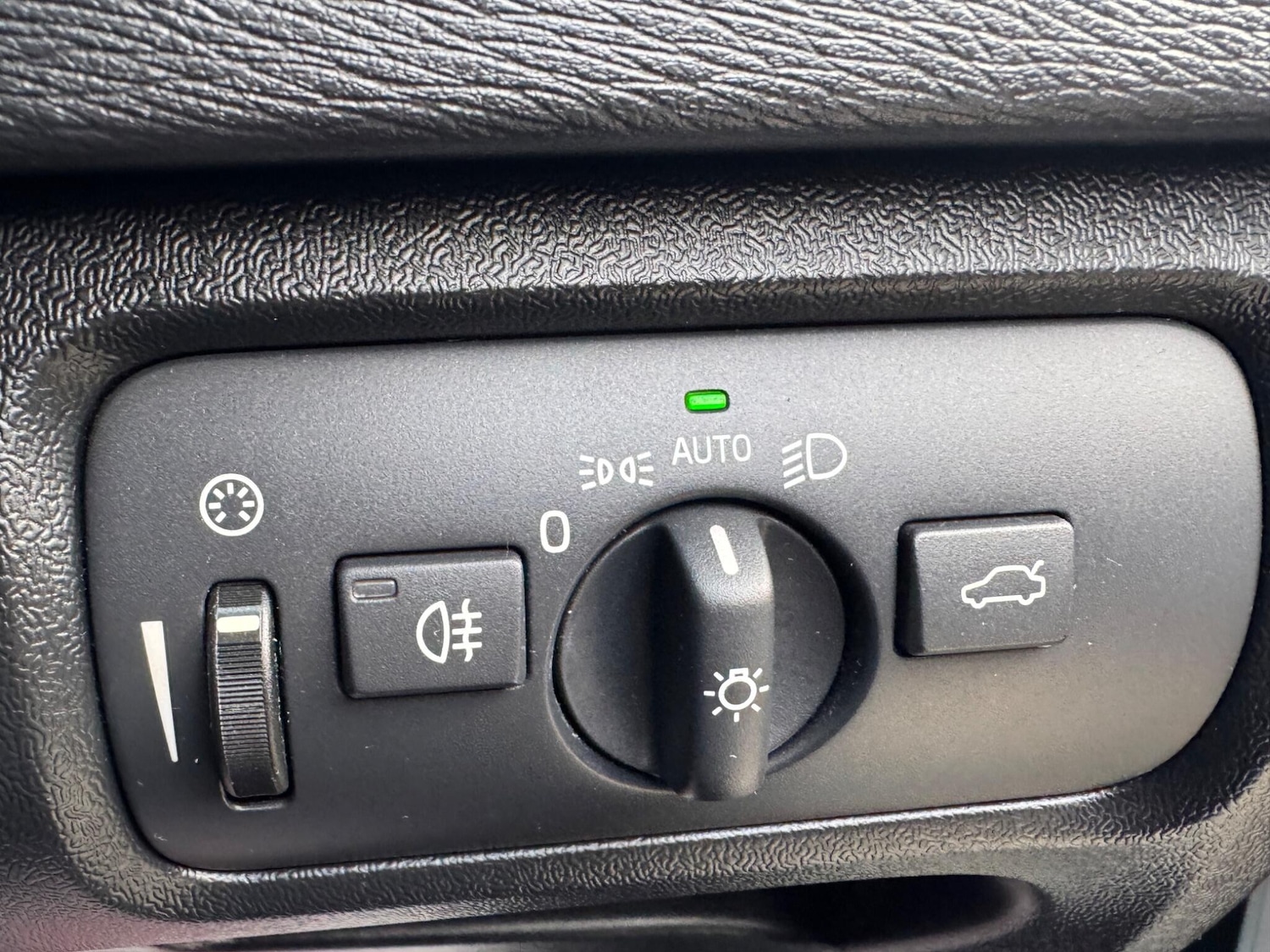 Used Volvo V40 2019 for sale - 76348897: Photo 29