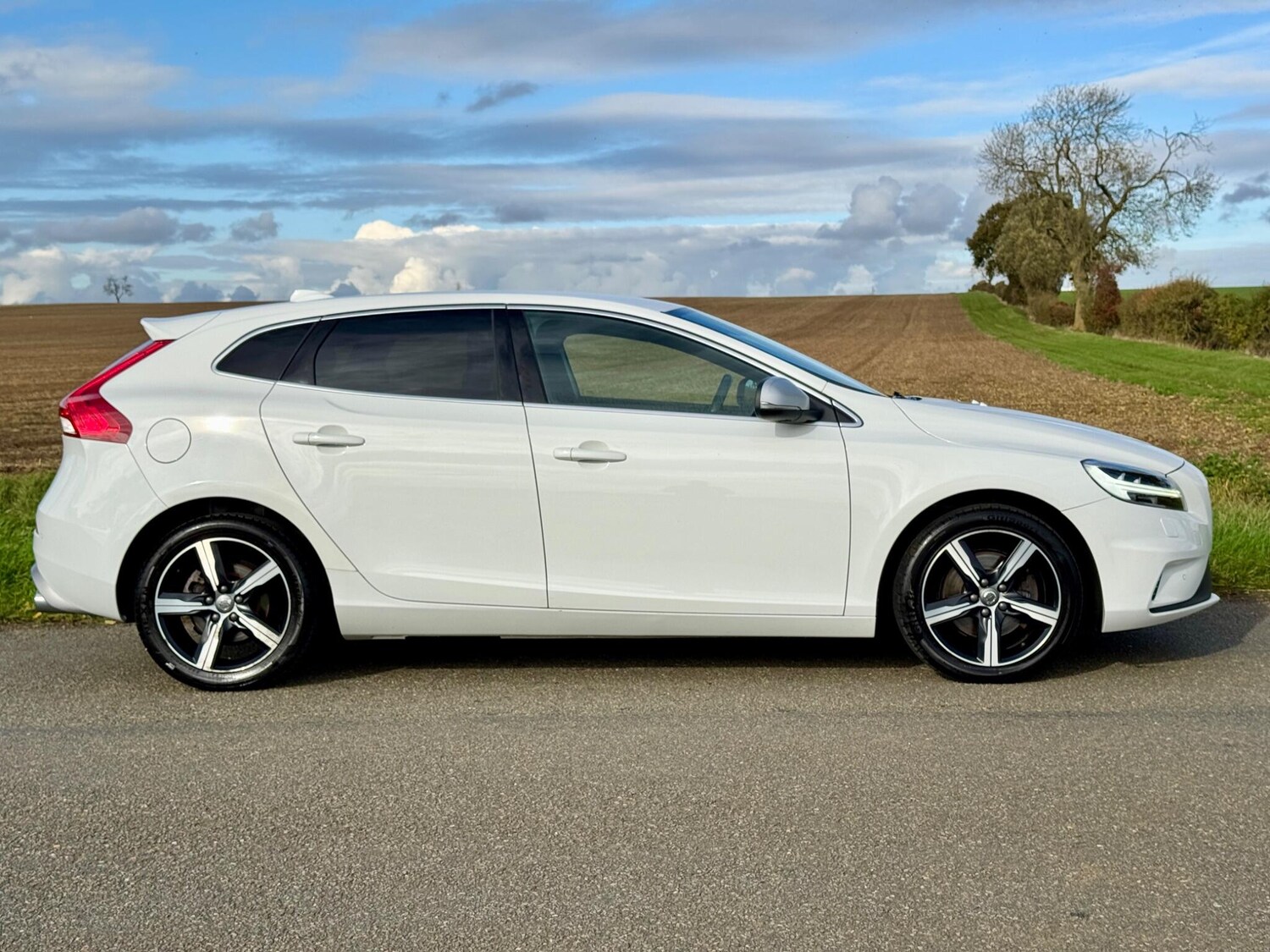 Used Volvo V40 2019 for sale - 76348897: Photo 3