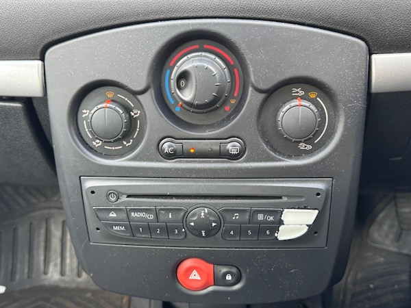 Used Renault Clio 2010 for sale - 76179795: Photo 11