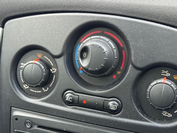 Used Renault Clio 2010 for sale - 76179795: Photo 12