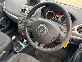 Used Renault Clio 2010 for sale - 76179795: Photo 2