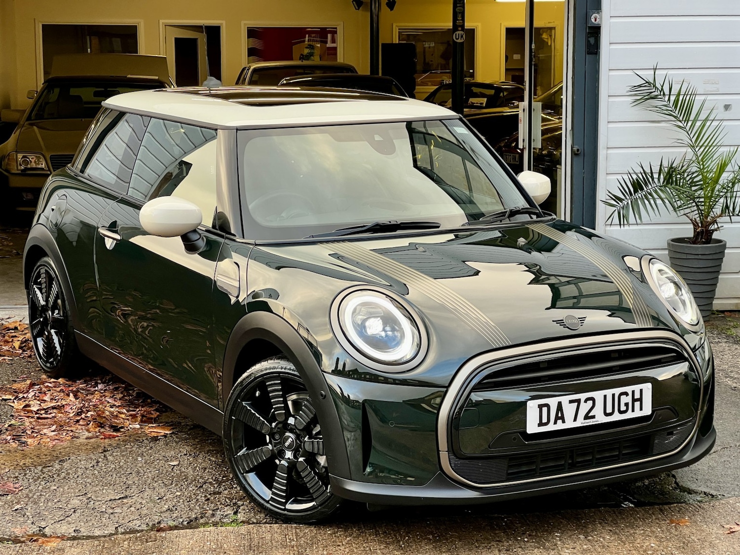 Used MINI Hatch 2022 for sale - 76948735: Photo 1