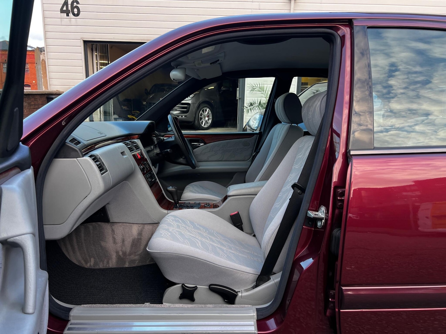 Used Mercedes-Benz E Class 1998 for sale - 76513054: Photo 3