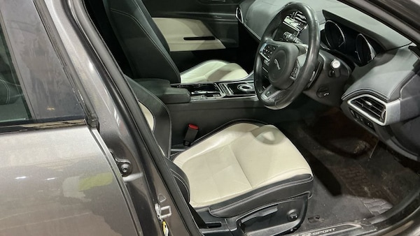 Used Jaguar XE 2016 for sale - 76235878: Photo 6