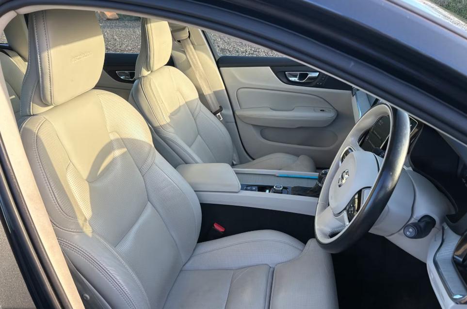 Used Volvo V60 2019 for sale - 77951898: Photo 5