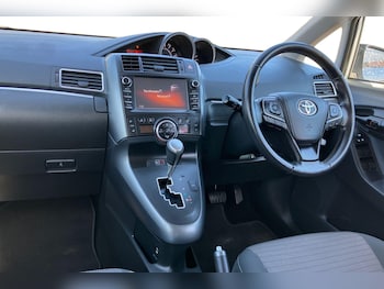 Used Toyota Verso 2018 for sale - 77919464: Photo