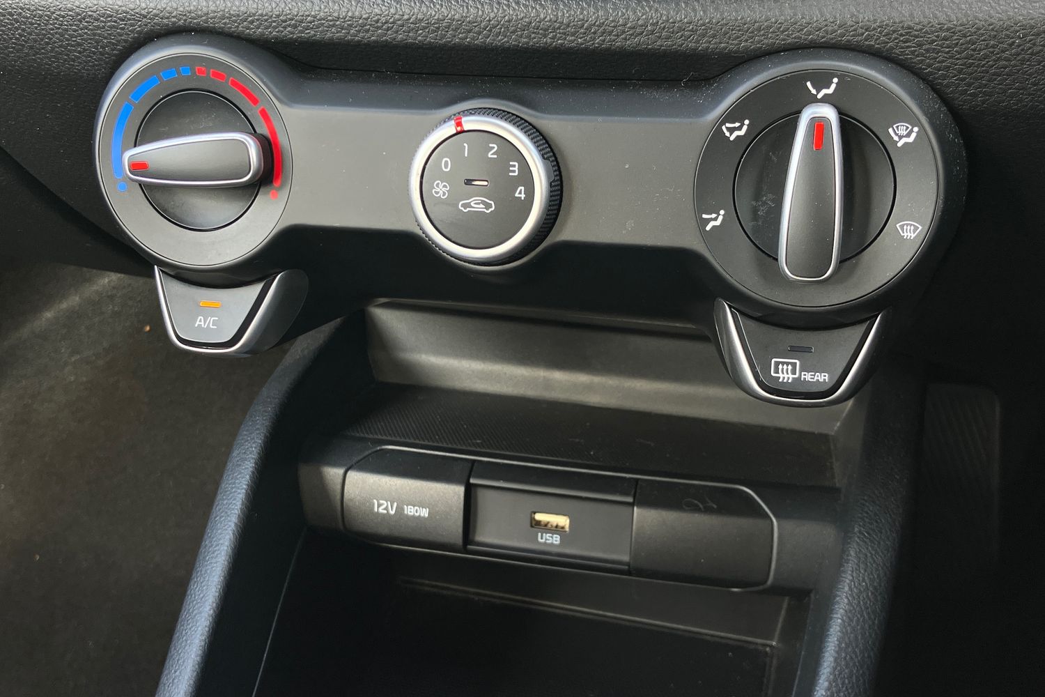 Used Kia Stonic 2022 for sale - 75962446: Photo 9