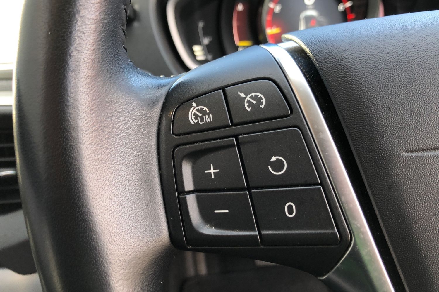 Used Volvo V40 2018 for sale - 76280873: Photo 6