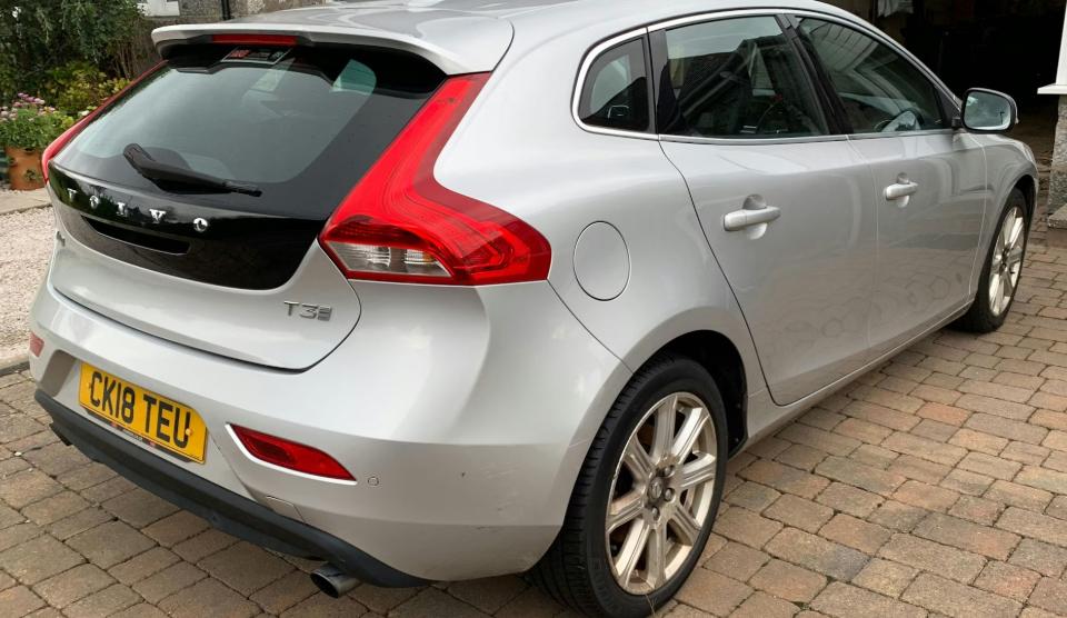 Used Volvo V40 2018 for sale - 76588010: Photo 2