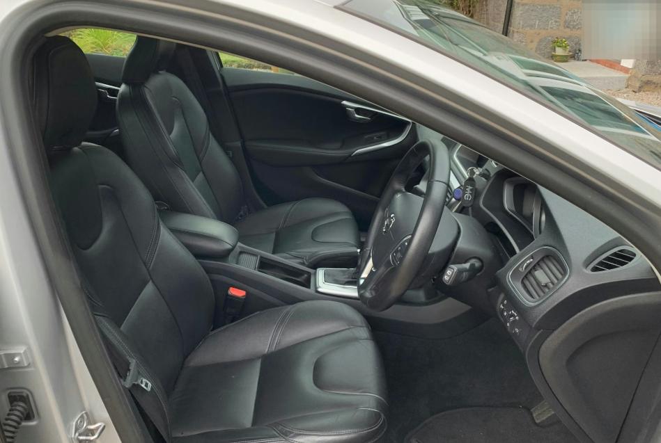 Used Volvo V40 2018 for sale - 76588010: Photo 3