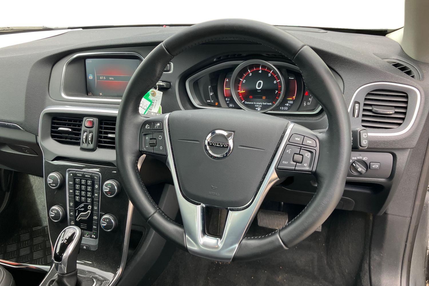 Used Volvo V40 2017 for sale - 75987509: Photo 3