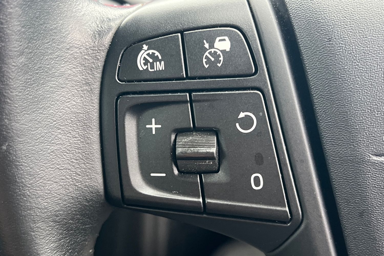 Used Volvo V40 2015 for sale - 77961498: Photo 10