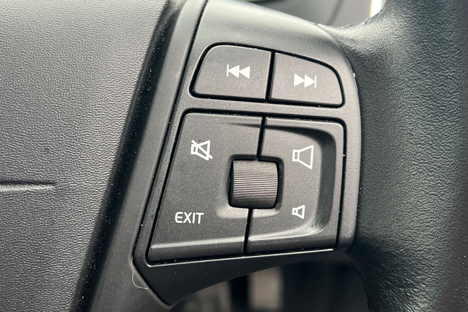 Used Volvo V40 2015 for sale - 77961498: Photo 11