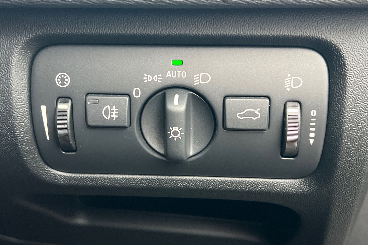 Used Volvo V40 2015 for sale - 77961498: Photo 15