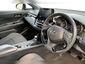 Used Toyota C-HR 2023 for sale - 77601668: Photo