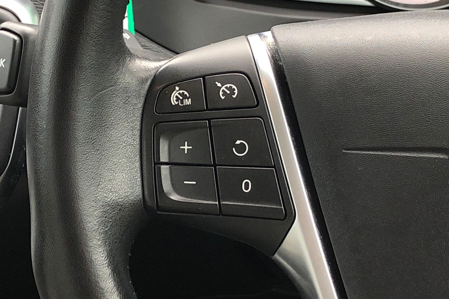 Used Volvo V40 2019 for sale - 76036776: Photo 6