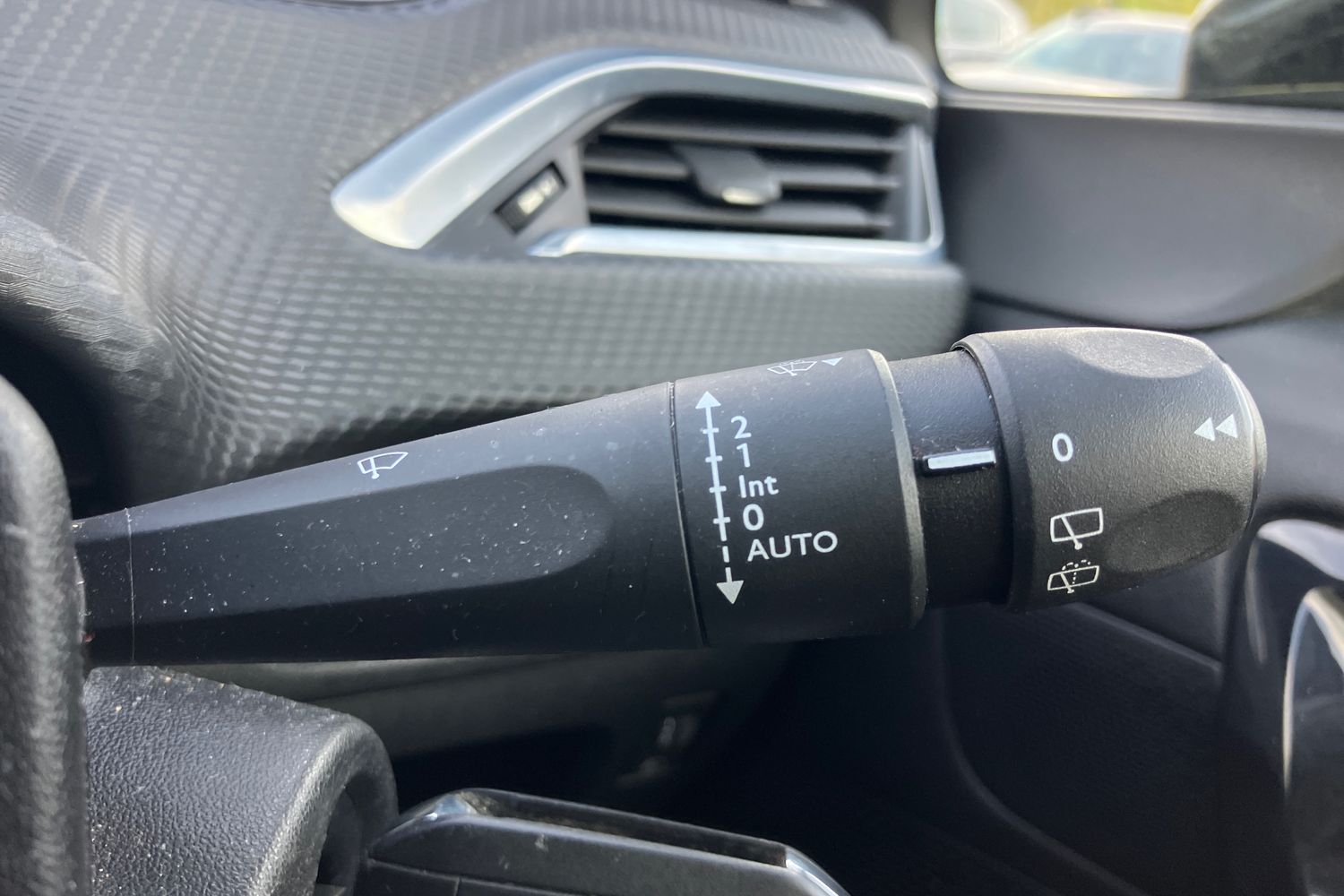 Used Peugeot 2008 2017 for sale - 75754049: Photo 15