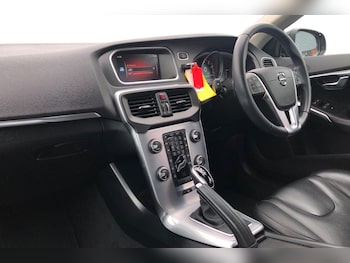 Used Volvo V40 2019 for sale - 78927200: Photo