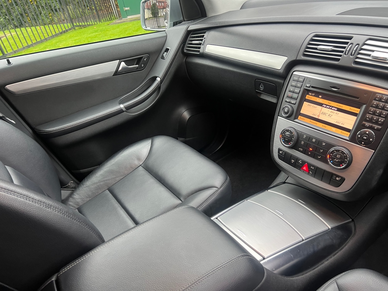 Used Mercedes-Benz R Class 2010 for sale - 76373225: Photo 17