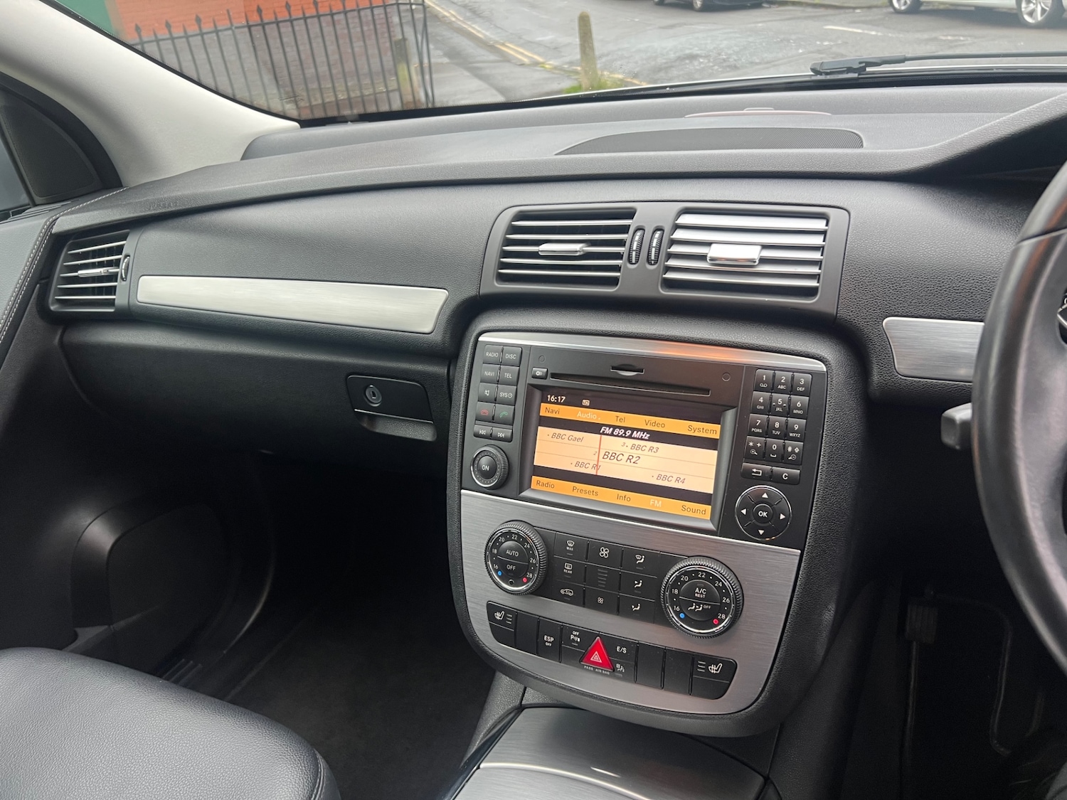 Used Mercedes-Benz R Class 2010 for sale - 76373225: Photo 19