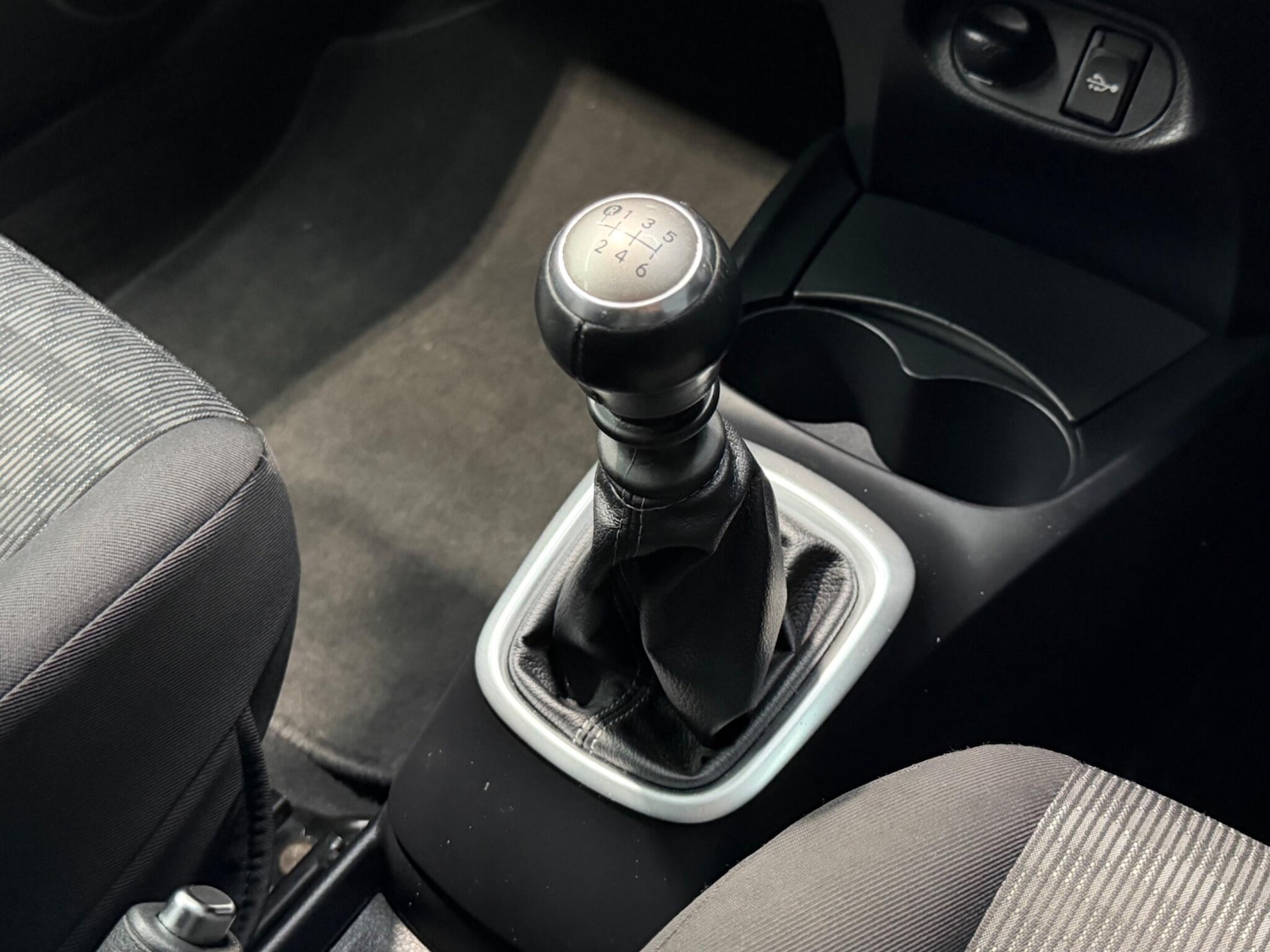 Used Toyota Yaris 2016 for sale - 77345269: Photo 28