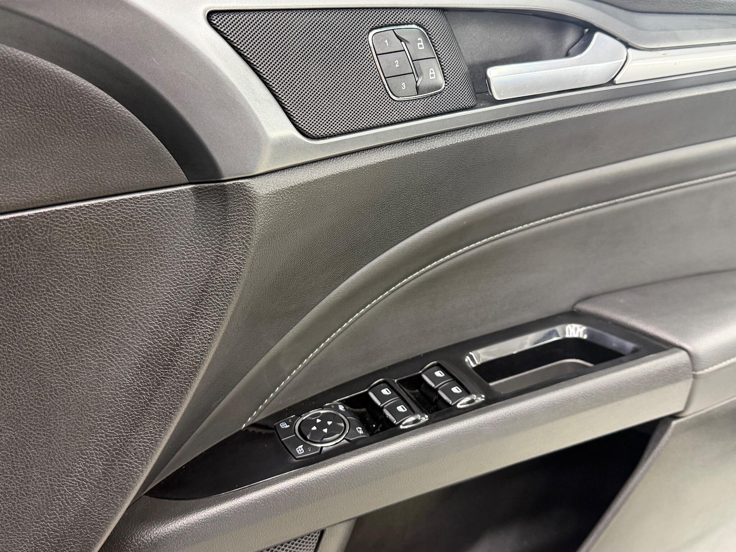 Used Ford Mondeo 2015 for sale - 77143230: Photo 28