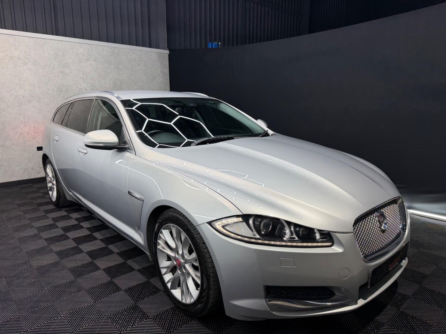 Used Jaguar XF 2014 for sale - 77331673: Photo 4