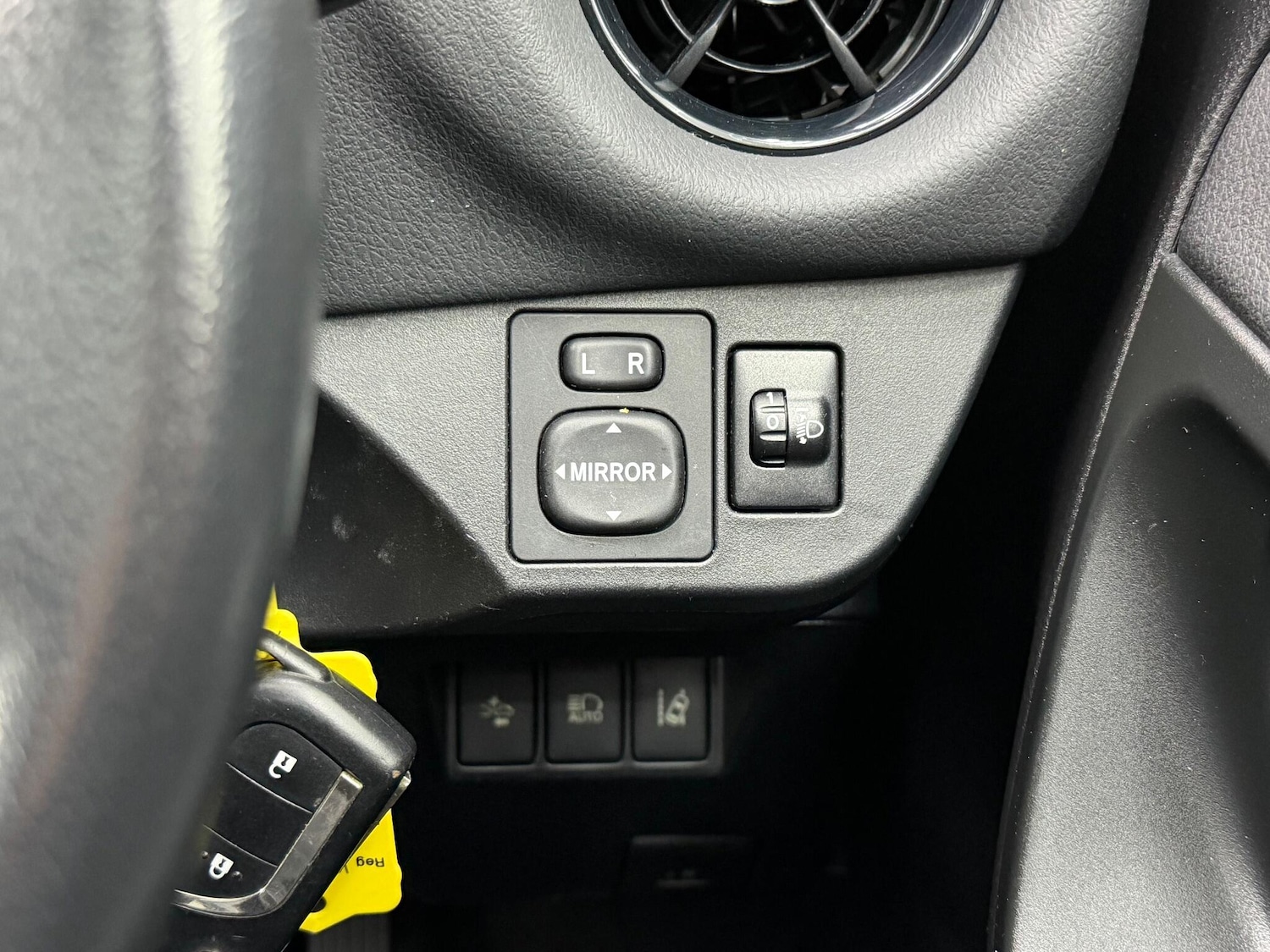 Used Toyota Yaris 2017 for sale - 77143887: Photo 28