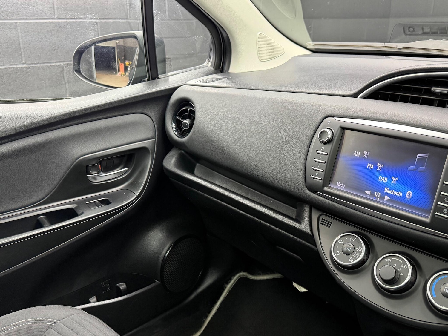 Used Toyota Yaris 2017 for sale - 77143887: Photo 31