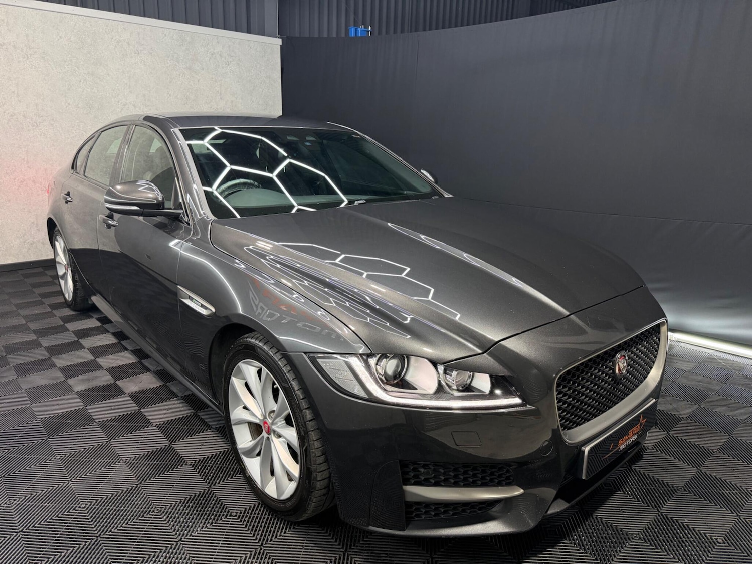 Used Jaguar XF 2017 for sale - 77839704: Photo 4