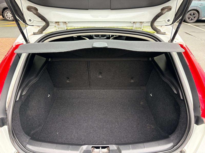 Used Volvo V40 2015 for sale - 77063888: Photo 11