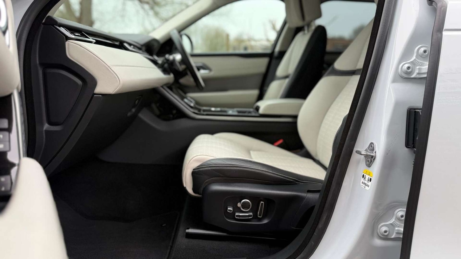 Used Land Rover Range Rover Velar 2017 for sale - 77632633: Photo 12