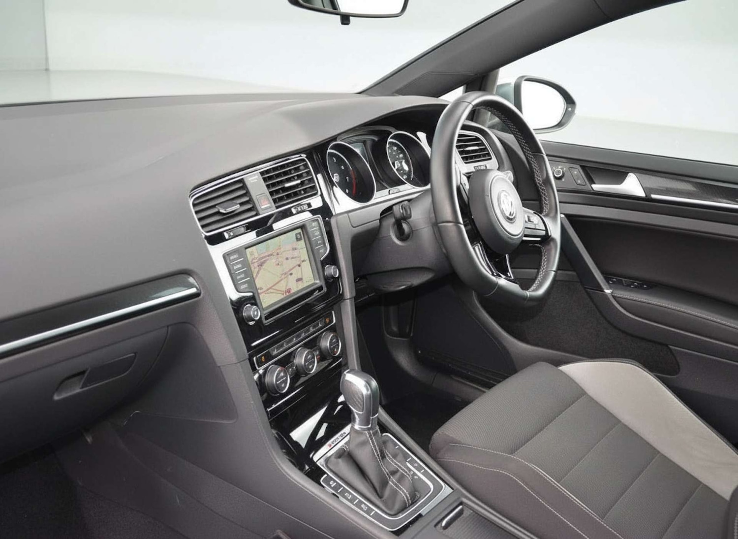 Used Volkswagen Golf 2017 for sale - 77632632: Photo 3