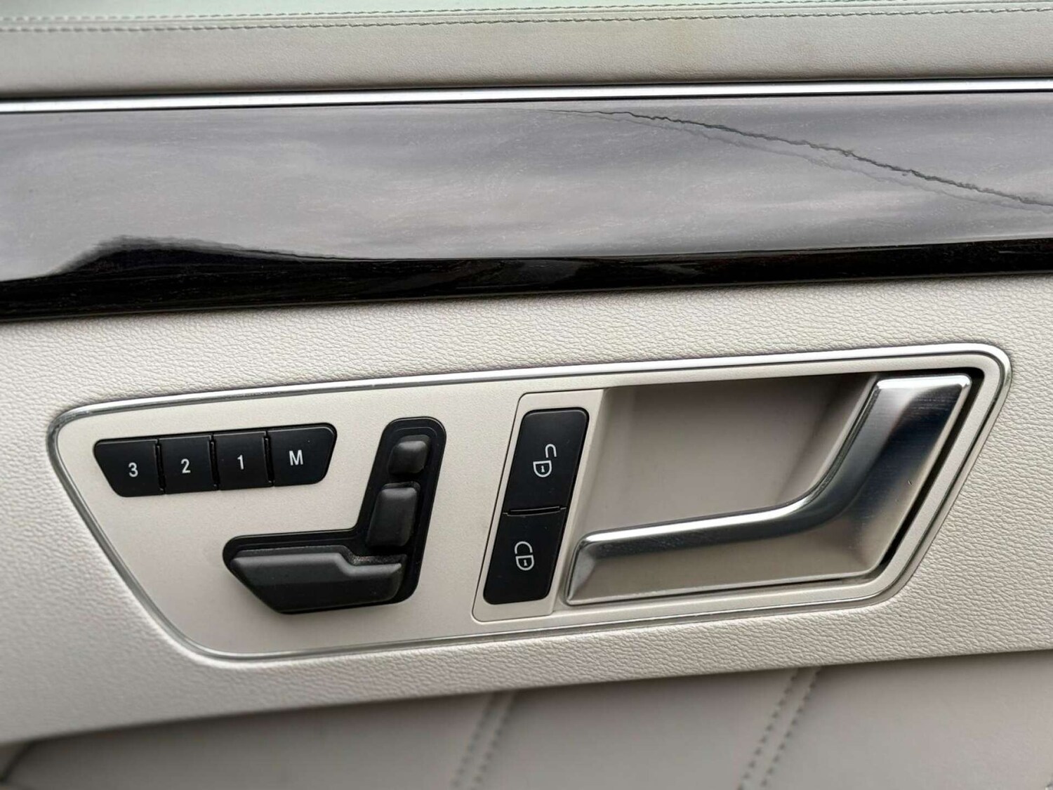 Used Mercedes-Benz E Class 2012 for sale - 76611741: Photo 32