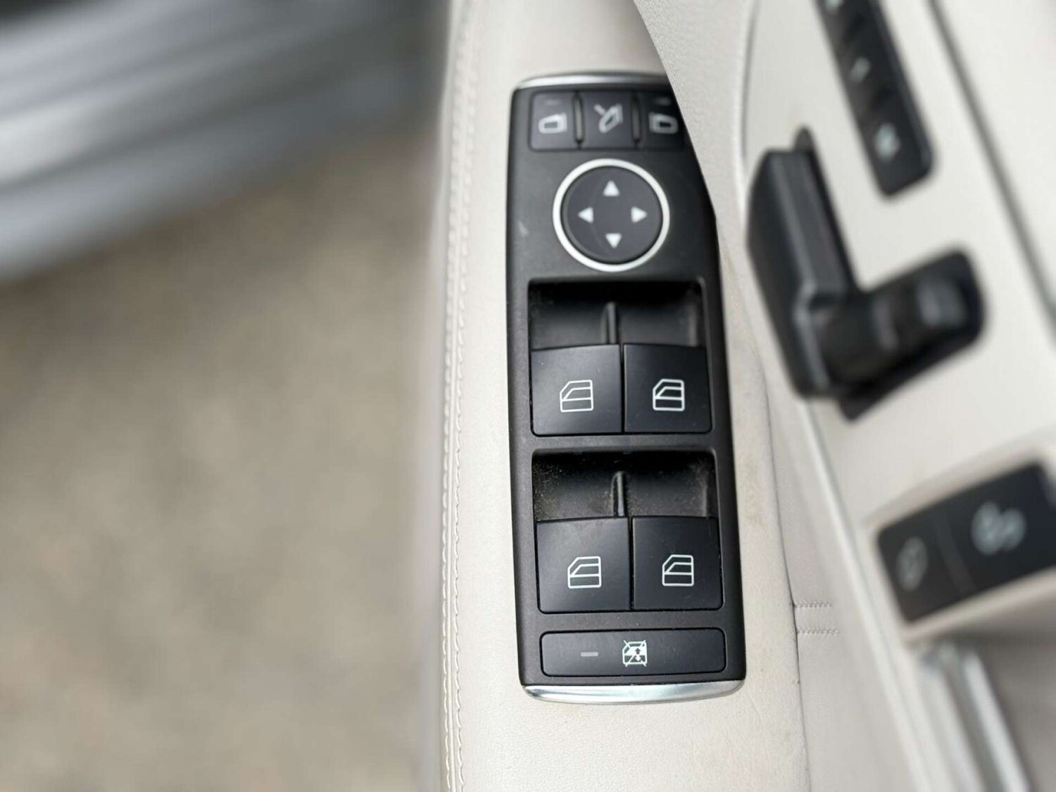 Used Mercedes-Benz E Class 2012 for sale - 76611741: Photo 33