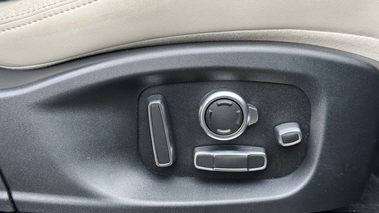 Used Jaguar E-Pace 2018 for sale - 77632640: Photo 41