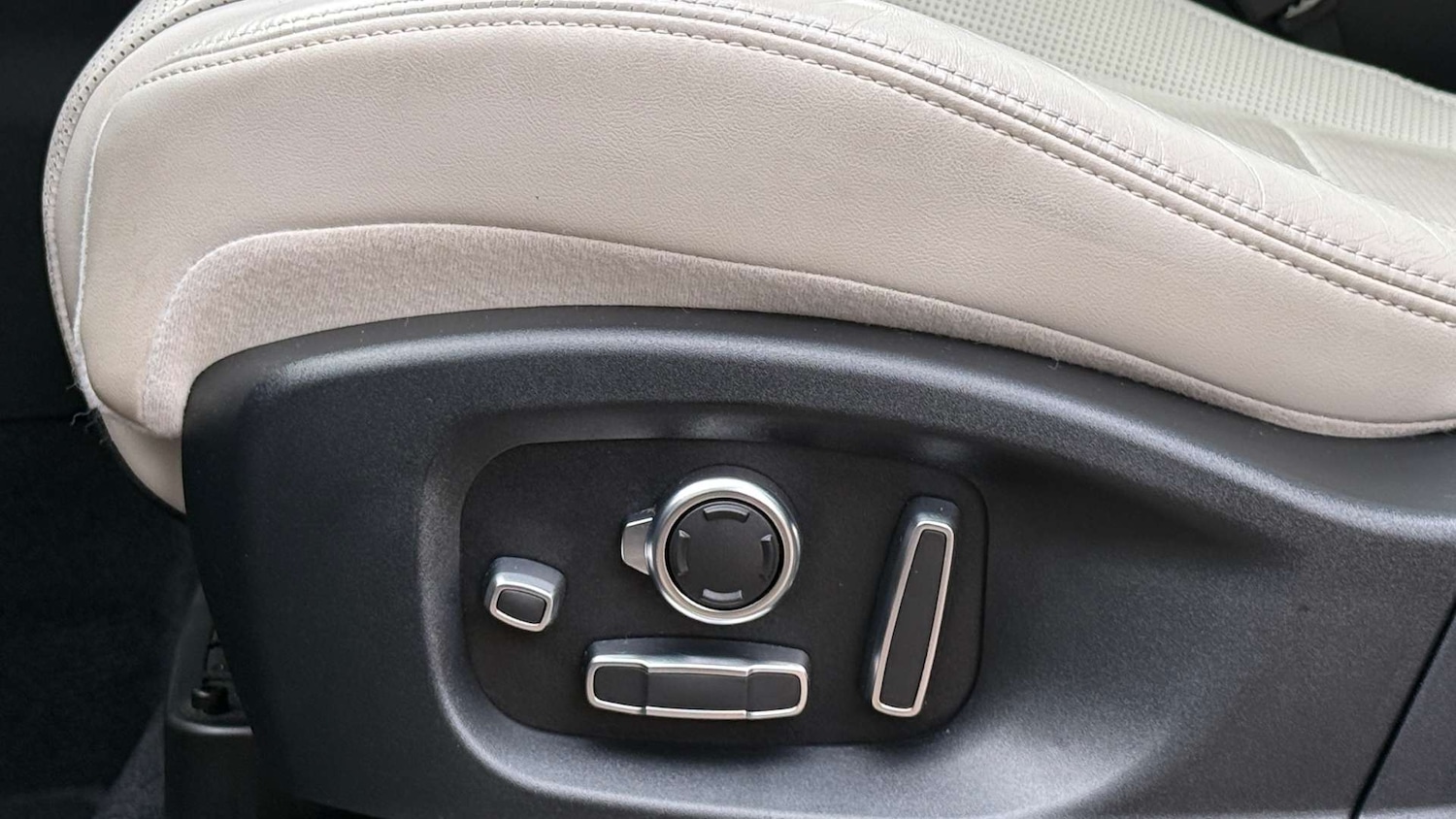 Used Jaguar E-Pace 2018 for sale - 77632640: Photo 42