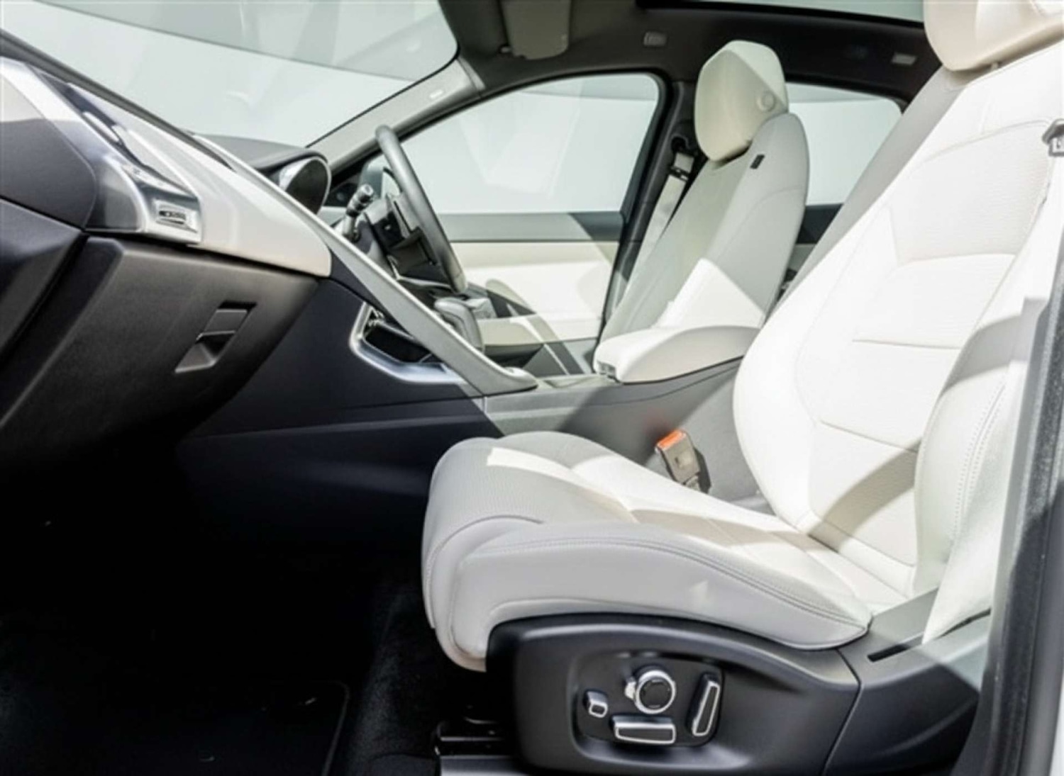 Used Jaguar E-Pace 2018 for sale - 77632640: Photo 7