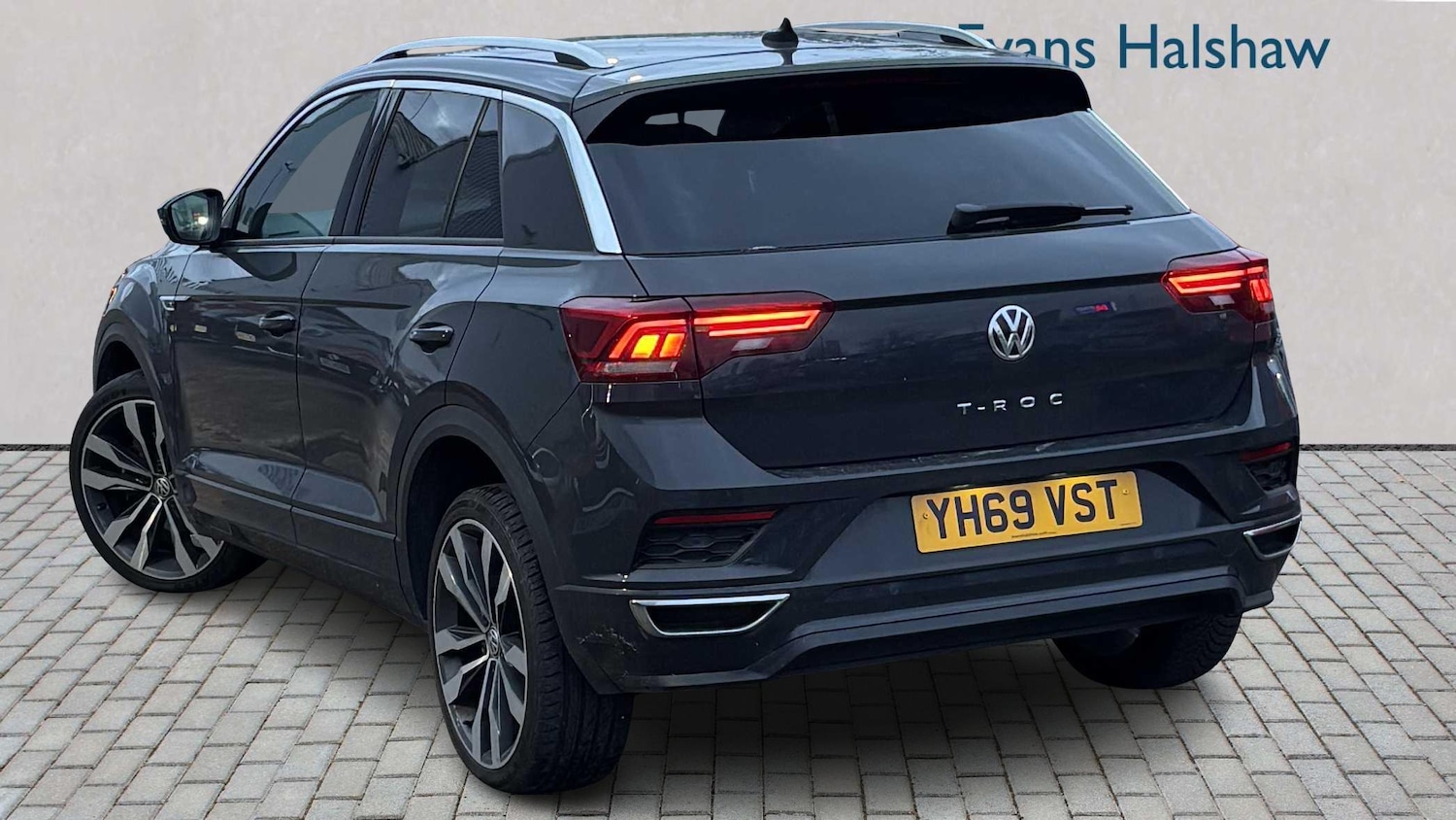 Used Volkswagen T-Roc 2019 for sale - 76902444: Photo 2