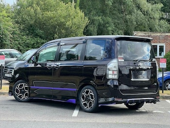 Used Toyota Voxy  for sale - 75171922: Photo