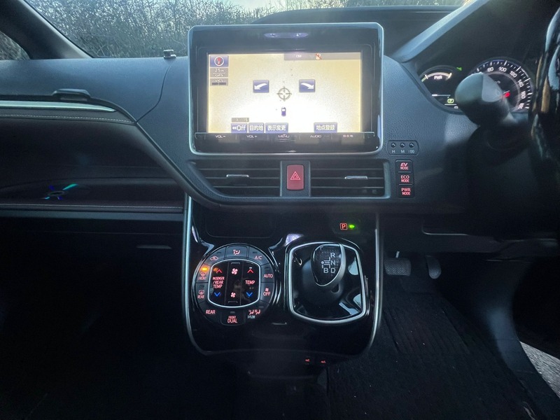 Used Toyota Voxy 2015 for sale - 77166055: Photo 11