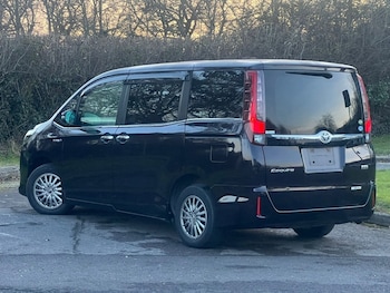 Used Toyota Voxy 2015 for sale - 77166055: Photo