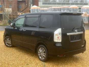 Used Toyota Voxy  for sale - 73259714: Photo