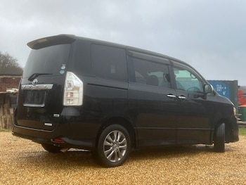 Used Toyota Voxy  for sale - 75165052: Photo