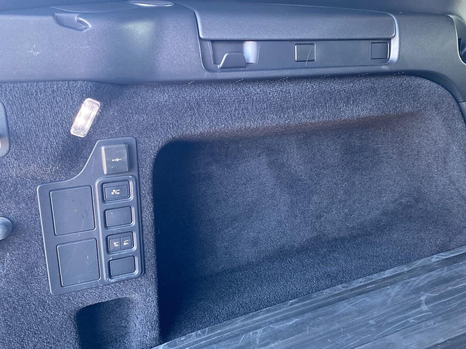 Used Land Rover Discovery 2023 for sale - 78210210: Photo 32