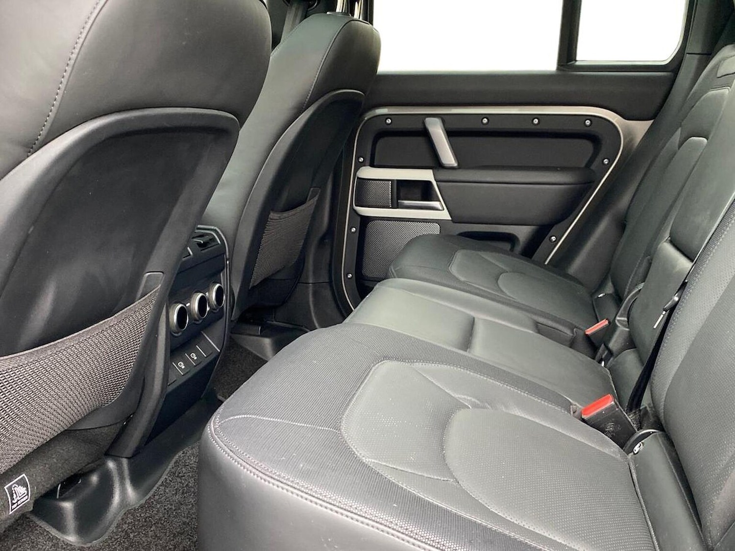 Used Land Rover Defender 2024 for sale - 76897082: Photo 4