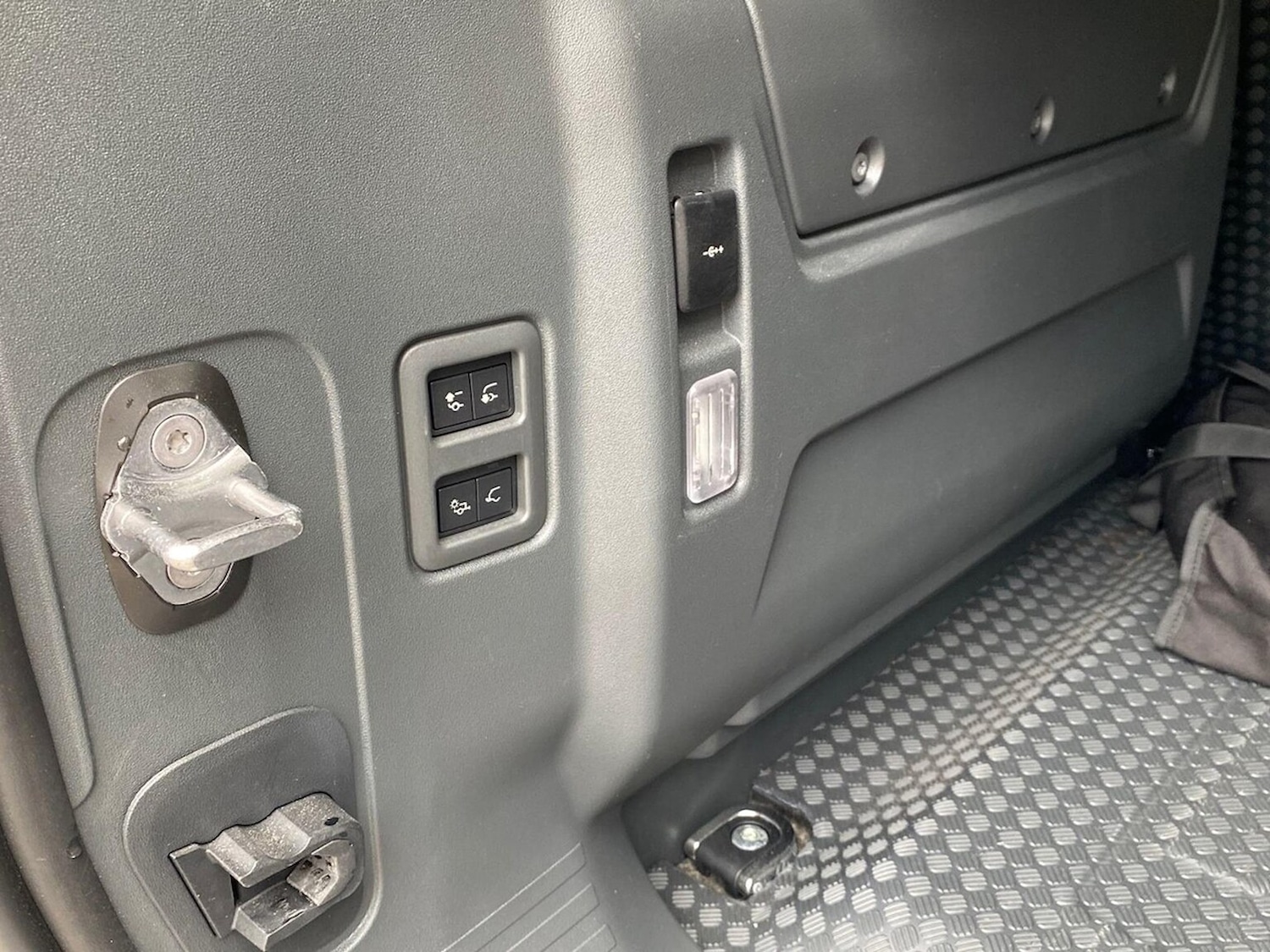 Used Land Rover Defender 2023 for sale - 76478195: Photo 30