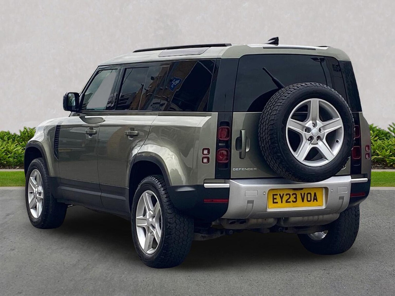 Used Land Rover Defender 2023 for sale - 78210208: Photo 2